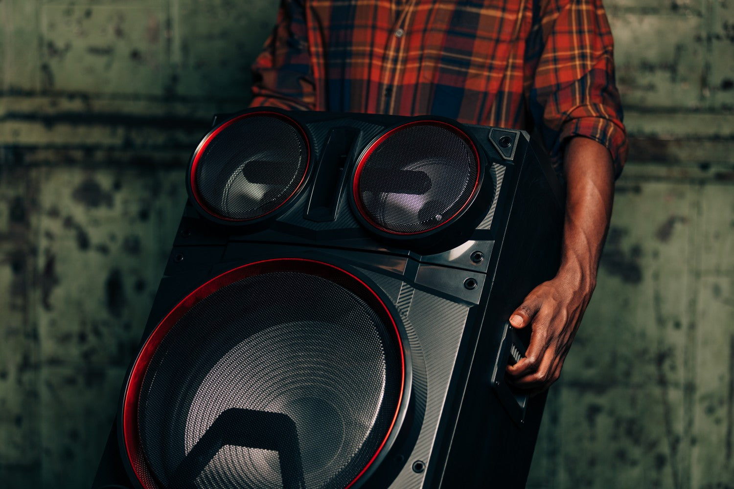 Man holding Gemini Sound GMAX-6000 speaker